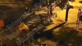 В Киеве на детской площадке военному перерезали горло (видео)