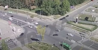 В Харькове жуткое ДТП на перекрестке сняли с высоты - удар был страшной силы (видео)