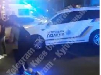 В Киеве пьяный водитель на скорости влетел в кафе с людьми, есть пострадавший: видео с места