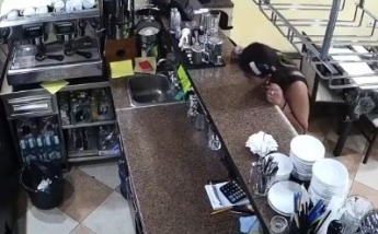 В Киеве воровка совершила дерзкую кражу в кафе - ее "прославили" в интернете (видео)