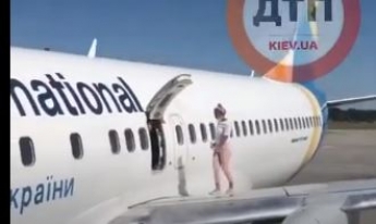 В "Борисполе" девушка устроила прогулку на крыле самолета: видео обескуражило сеть