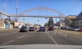 В Одессе водители устроили драку на дороге после ДТП: разборки попали на видео