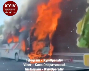 На трассе Киев - Одесса загорелся пассажирский автобус (видео)