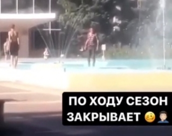 В Мелитополе мужчина устроил купание в центральном фонтане (видео)