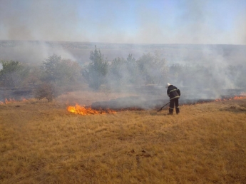 В Луганской области во время тушения пожара произошел взрыв, пострадал спасатель