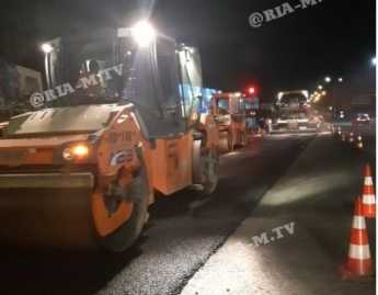 В Мелитополе дорожники ремонтируют объездную в три смены (фото)