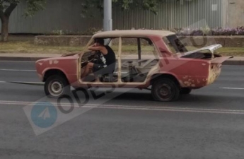 В Одессе посреди дороги заметили необычное авто без дверей и стекол: фото