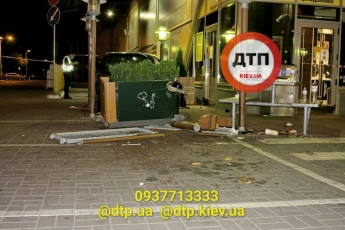 В Киеве водитель вылетел на террасу McDonald's и сбил женщин: фото и видео
