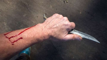 В Днепре мужчина возле жилого дома ударил ножом знакомого: подробности