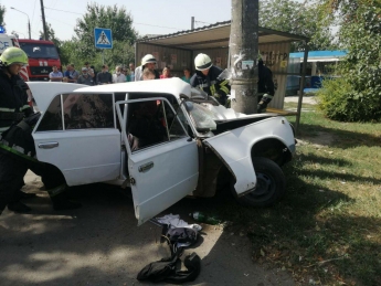 В Запорожье автомобиль врезался в столб - водителя увезла скорая