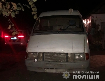 Появилось видео, как водителя Газели, который дважды проехался по жертве в Константиновке, пытались спрятать друзья