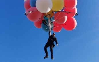 Иллюзионист поднялся в небо на воздушных шарах (видео)