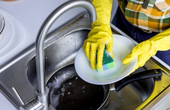 Почему посуду нельзя мыть губкой