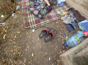 Спал на школьных тетрадях: в Одессе обнаружили 9-летнего мальчика-инвалида, жившего в парке (фото)
