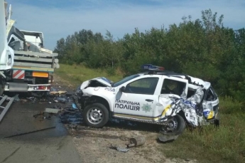 В Киевской области грузовик влетел в автомобиль полиции