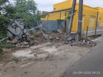 Предприниматель загадил улицу строительным мусором (фото)