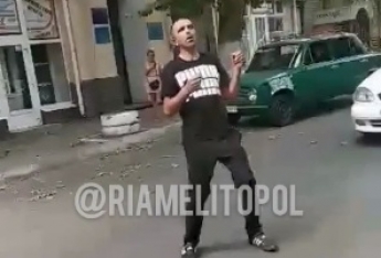 В Мелитополе мужчина "завис" посреди дороги (видео)