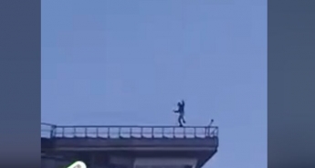 В Киеве "экстремал" разгуливал по перилам на крыше высотки (Видео)