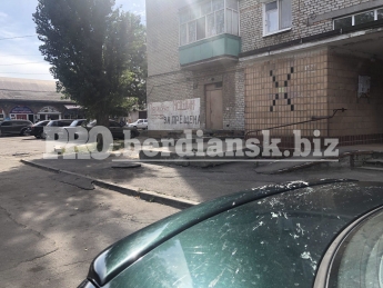 В Бердянске облили кислотой автомобиль. Видеокамера зафиксировала момент преступления