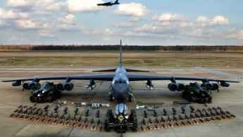 Американские бомбардировщики ВВС США летают над Мелитополем