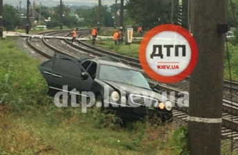 В Киеве водитель на Mercedes решил догнать поезд и поплатился: фото "внедорожника"