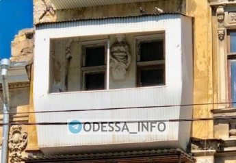 В Одессе балкон построили прямо вокруг старинной скульптуры: фото дикого курьеза