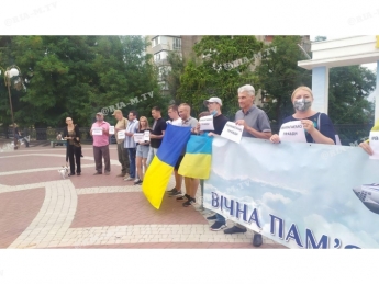 В Мелитополе патриоты собрались помолчать в центре города (видео)