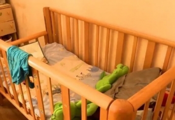 В Одессе мать закрыла 3-летнего сына в квартире на несколько дней: от голода жевал пакет