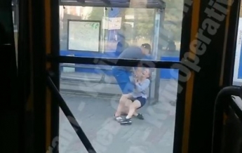 В Киеве на остановке мужчина напал на девушку