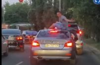 В Одессе заметили странного пассажира на автомобиле: "циркач" попал на видео