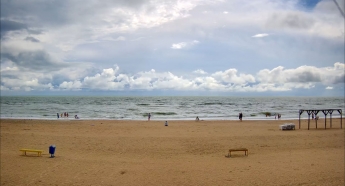 В Кирилловке в штормящем море купаются люди (фото, видео)
