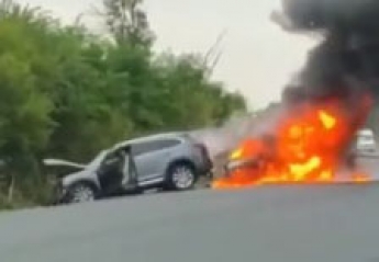 Пока два человека горели заживо в авто на запорожской трассе, очевидцы снимали происходящее на камеры (видео)