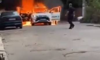 В Киеве посреди улицы дотла сгорел автомобиль полиции: видео