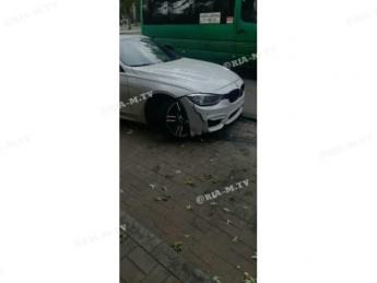 В центре Мелитополя автомобиль таранил бордюр (фото)