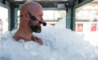 Мужчина просидел больше двух часов в контейнере со льдом и установил мировой рекорд: фото