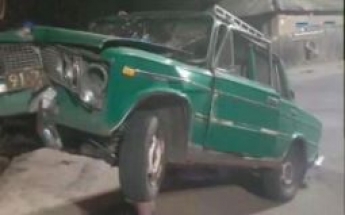 Под Киевом пьяный водитель устроил странное ДТП: машина зависла в воздухе, фото