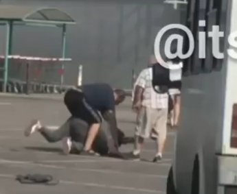 В Запорожье возле гипермаркета маршрутчик избил пассажира (видео)
