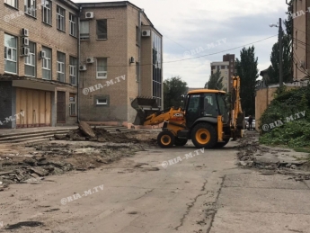 В Мелитополе вокруг центрального ДК Шевченко начали делать парковочные зоны (фото, видео)