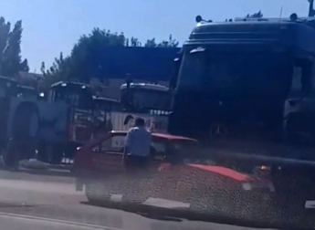 В Мелитополе учебный автомобиль заехал под грузовик (видео)