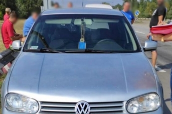 Провез полкилометра на капоте машины: в Херсоне водитель сбил полицейского