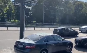 Дождь из стекла: в Киеве "посыпался" билборд, видео