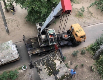 В Мелитополе демонтируют опасные аварийные козырьки над подъездами (фото, видео)