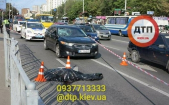 Не добежал полметра: в Киеве погиб пешеход на шестиполосной автотрассе (фото)