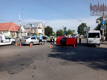 В Запорожье, в результате ДТП, перевернулось авто (фото)