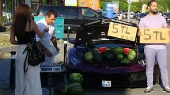 Мужчина на роскошном суперкаре торговал арбузами, но ему пришлось бежать: интересные детали и видео