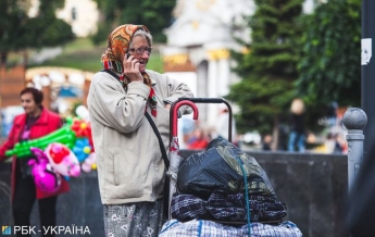 В Одессе старушка попросила помощи у прохожего, а тот ее ограбил