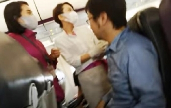 Самолет экстренно сел из-за пассажира без маски (видео)
