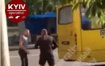 В Киеве водители маршруток устроили эпичную драку - решали, кто поедет первым: видео