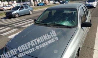 В Днепре на Донецком шоссе Ford сбил пешехода: мужчину забрала скорая (Фото)