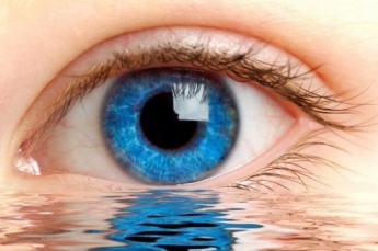 Дергается глаз: откуда берется глазной тик и что делать